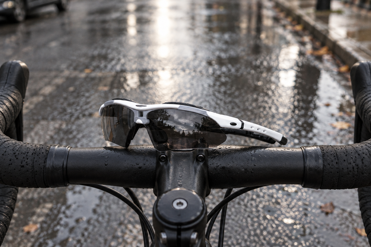 Sportbrille Weiß/Schwarz – auf einem nassen Fahrradvorbau
