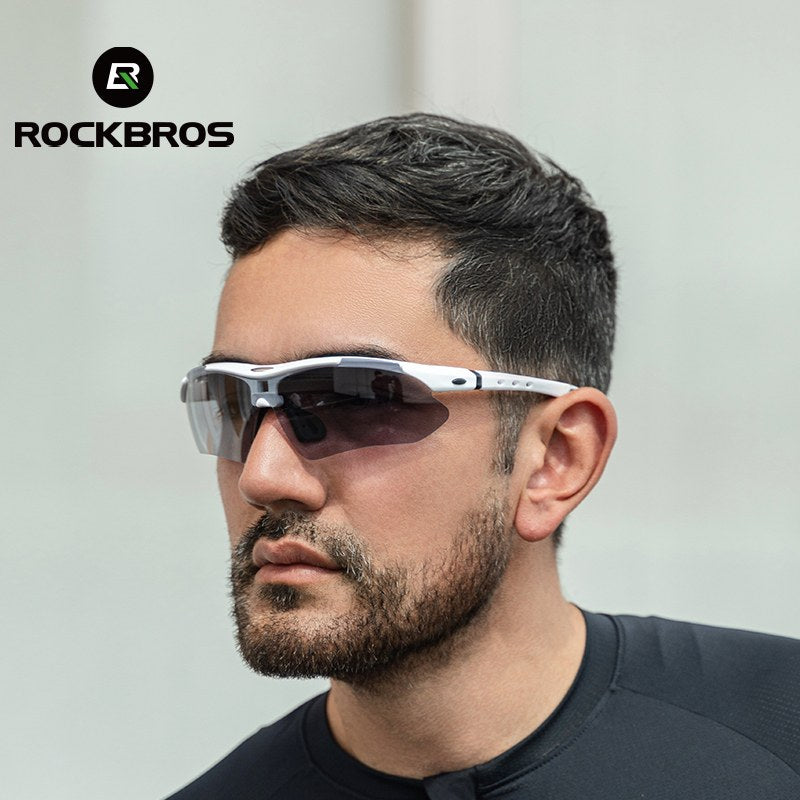 Ein Fahrer mit Helm und der Sportbrille, Ansicht von vorn.
