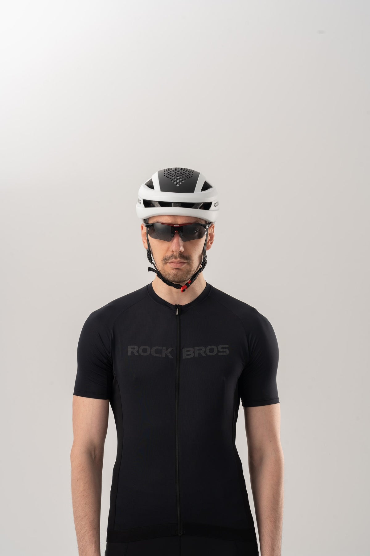Ein Fahrer trägt die Brille im Profil, Blick auf Bügel und Glasform.