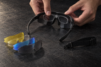 Sportbrille mit 5 Wechselgläsern – mit Wechselgläsern und Innenrahmen auf einer dunklen Tischplatte