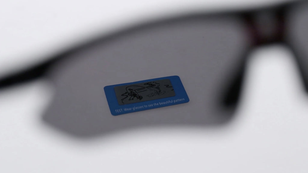 Ein Fahrer trägt die Brille, Ansicht von schräg vorn.