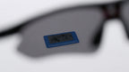 Ein Fahrer trägt die Brille, Ansicht von schräg vorn.