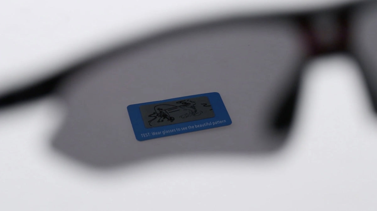 Ein Fahrer trägt die Brille, Ansicht von schräg vorn.