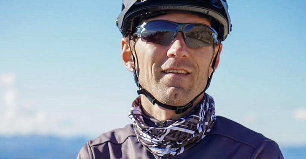 Ein Fahrer mit Helm trägt die Brille im Freien.