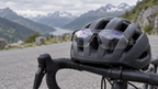 Selbsttönende Sportbrille – auf einem Helm am Lenker bei einer Tourpause