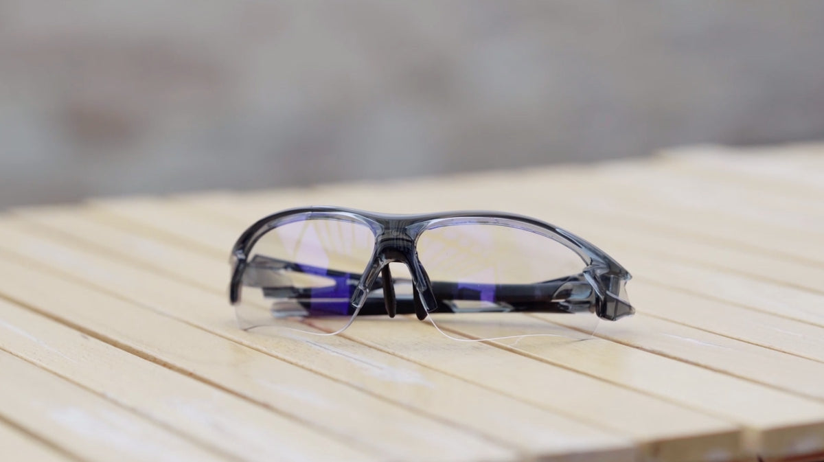 Die selbsttönende ROCKBROS Sportbrille vor dunklem Hintergrund, Glas in dunklem Zustand.