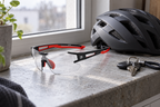 Sportbrille rahmenlos – neben Helm und Schlüsseln auf einer grauen Fensterbank