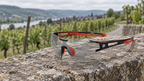 Sportbrille rahmenlos – auf einer Steinmauer am Weinberg bei bedecktem Himmel