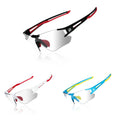 Die rahmenlose Sportbrille auf dunkler Unterlage, Glas mit rotem Spiegel.