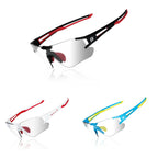 Die rahmenlose Sportbrille auf dunkler Unterlage, Glas mit rotem Spiegel.