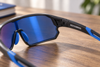 Kinder-Sportbrille Schwarz/Blau – Detail von Scharnier und Nasenauflage auf einem Holztisch