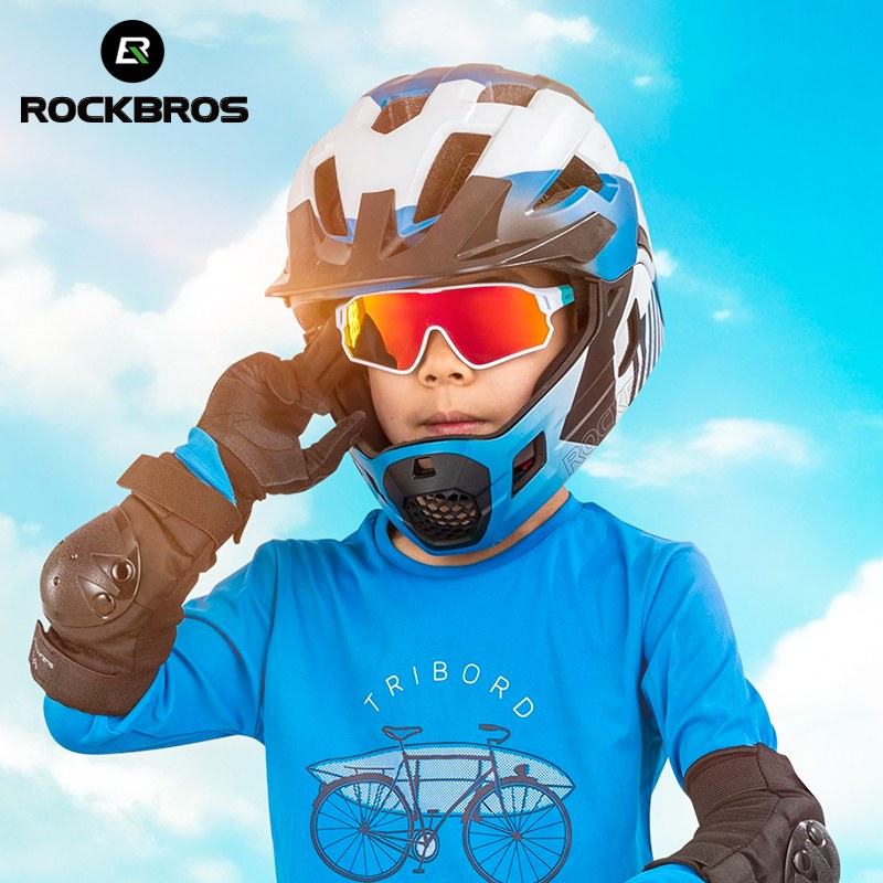 Ein Kind mit Helm trägt die Brille beim Radfahren.