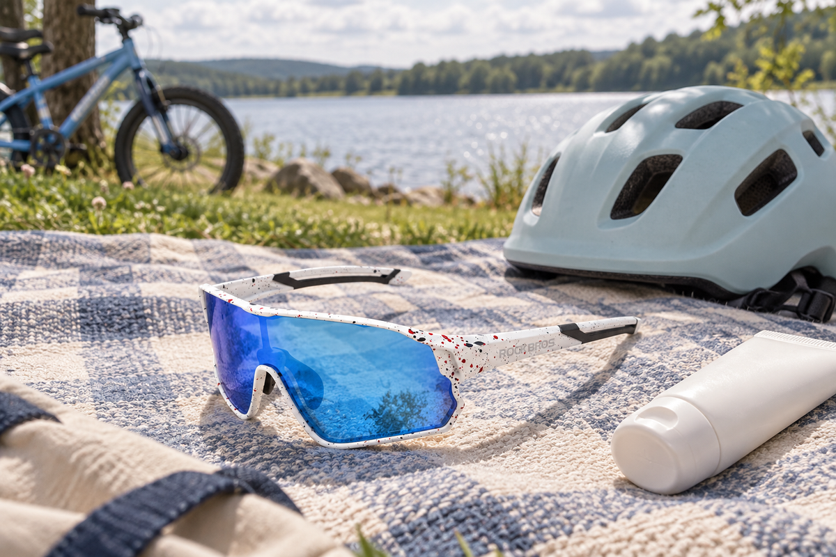 Kinder-Fahrradbrille – neben einem Helm auf einer Picknickdecke