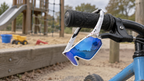 Kinder-Fahrradbrille – am Griff eines Fahrrads am Spielplatz