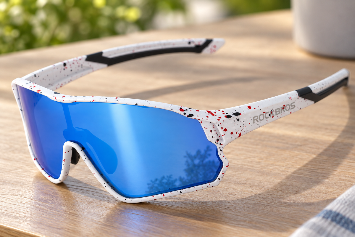 Kinder-Fahrradbrille – Nahaufnahme auf einer Holzplatte