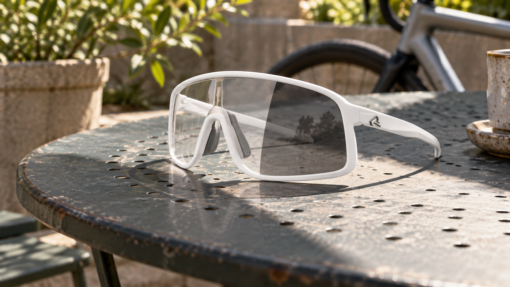 Fahrradbrille SP350 – auf einem Gartentisch