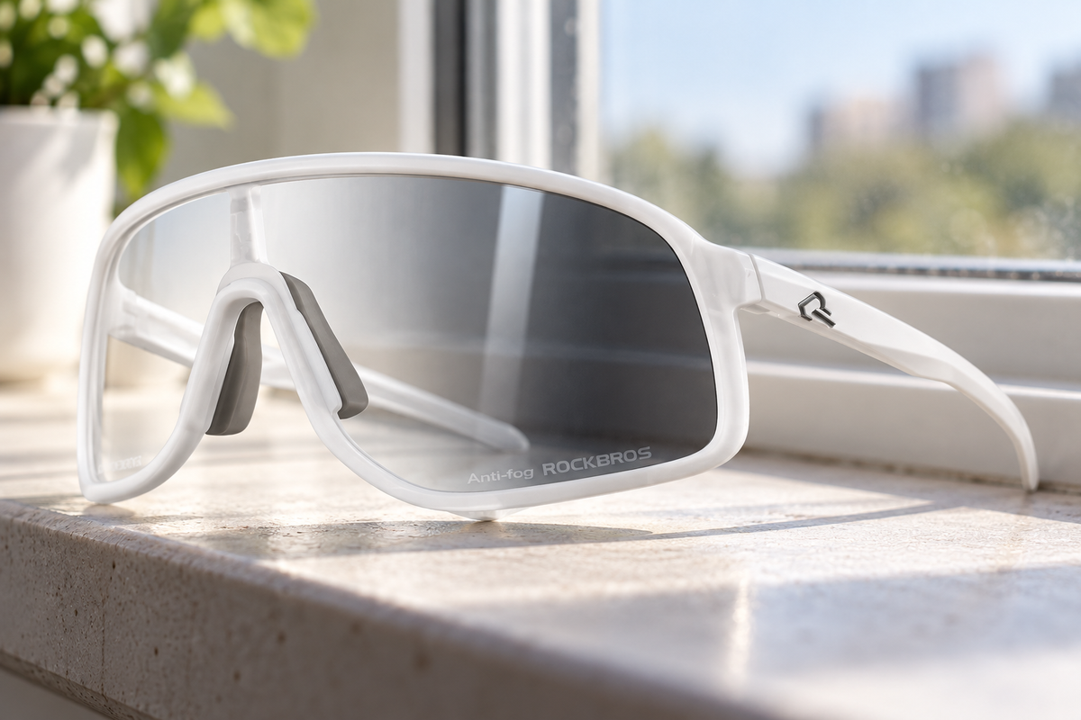 Fahrradbrille SP350 – Nahaufnahme auf einer Fensterbank
