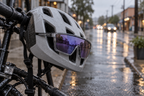 Fahrradbrille SP341 Grau – auf einem Helm an einer nassen Straße