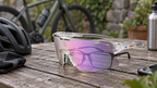 Road to Sky Überbrille – mit einer Korrekturbrille auf einer Holzbank