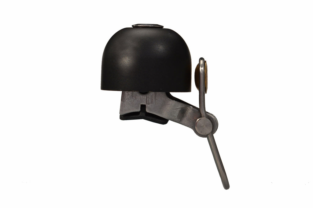 Die Klingel freigestellt, Kuppelform und Hebel sichtbar.