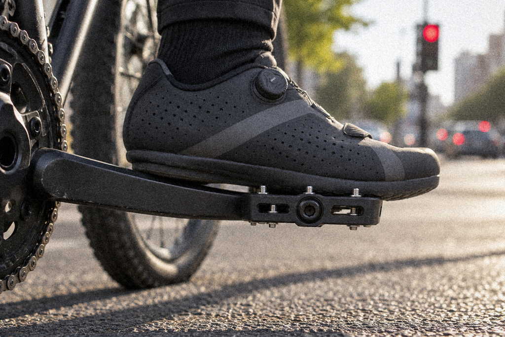 Plattformpedale Nylon 9/16 Zoll – unter einem Fahrradschuh an einem Fahrrad auf der Straße