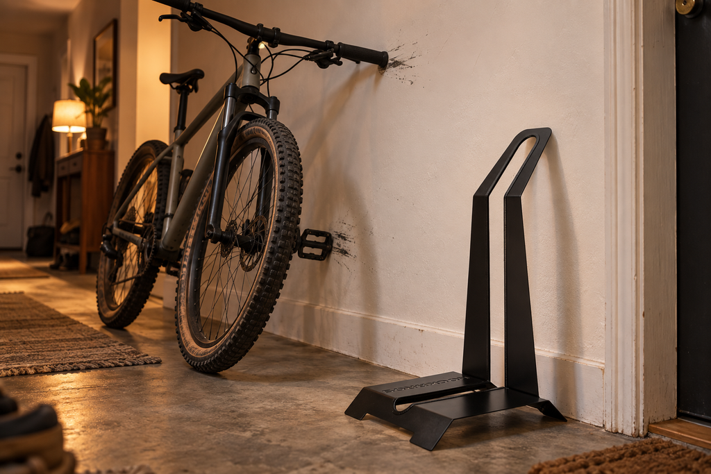 Fahrradständer L-Form – neben einem Fahrrad im Zimmer