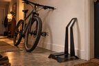 Fahrradständer L-Form – neben einem Fahrrad im Zimmer
