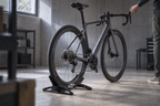 Fahrradständer für den Innenbereich – unter dem Hinterrad eines Fahrrads in einer Garage