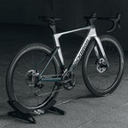 Der Fahrradständer freigestellt von schräg oben.