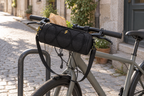 Lenkertasche – mit einer Papiertüte am abgestellten Fahrrad