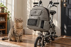 Brompton-Haustiertasche – am Fahrrad neben einer Katze im Zimmer