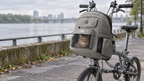 Brompton-Haustiertasche – mit einer Katze am Fahrrad am Ufer