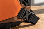 Sling Bag 11,5 L – Nahaufnahme der Schnalle auf einem Holztisch