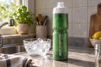 Trinkflasche 670 ml – neben einer Schale mit Eis in der Küche
