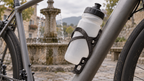 Flaschenhalter Carbon – mit einer weißen Flasche am Fahrrad