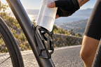 Flaschenhalter aus Polycarbonat – mit einer Trinkflasche am Fahrradrahmen