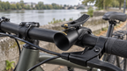 Fahrradklingel mit Hebel – am Lenker neben dem Bremshebel am Fluss