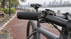 Fahrradklingel Schwarz – am Lenker neben dem Griff auf einem Radweg