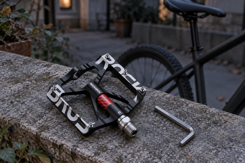 Aluminium-Plattformpedal – auf einer Steinmauer neben einem Fahrrad in der Abenddämmerung