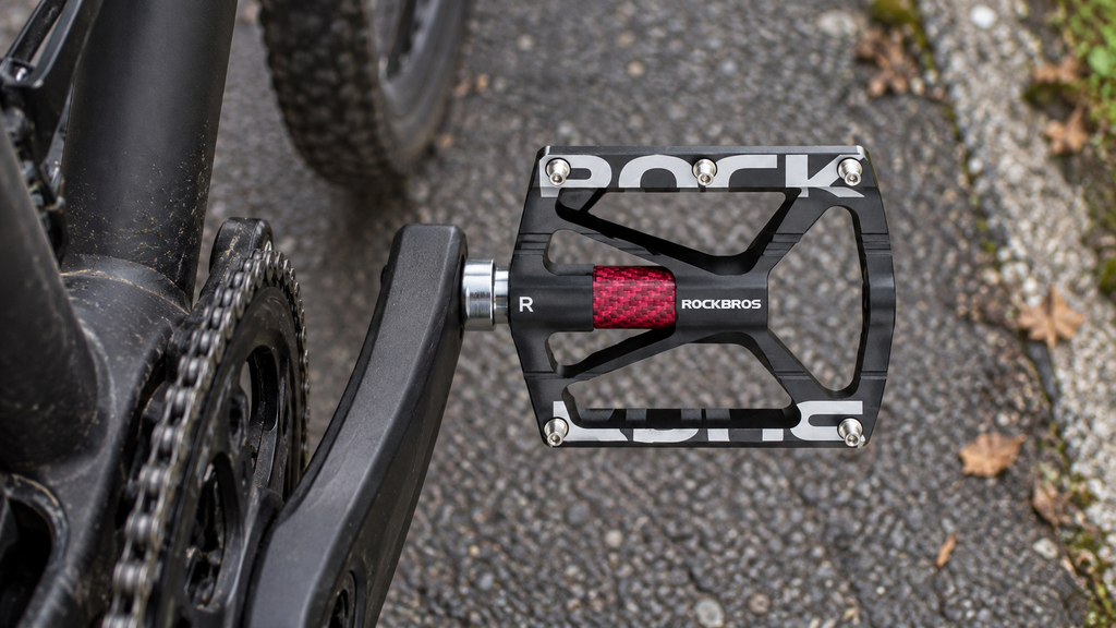 Aluminium-Plattformpedal – am rechten Kurbelarm eines Fahrrads auf einem befestigten Weg