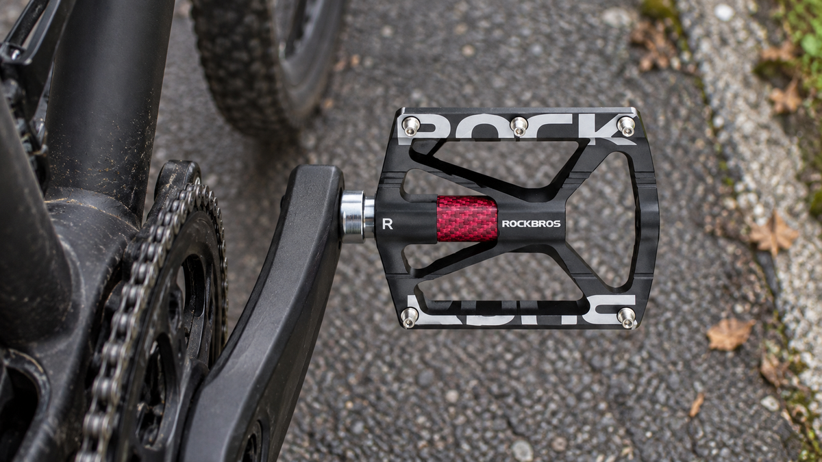 Aluminium-Plattformpedal – am rechten Kurbelarm eines Fahrrads auf einem befestigten Weg