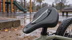 Kindersattel – am abgestellten Fahrrad nach dem Regen