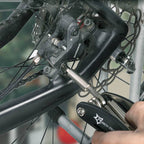 ROCKBROS Multitool 16-in-1 aus Cr-Mo-Stahl · Schwarz, im Einsatz
