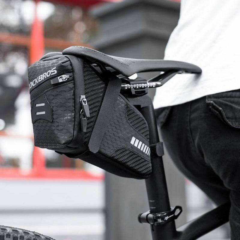 ROCKBROS Satteltasche 1,5 L mit Reflexelementen · Schwarz, im Einsatz