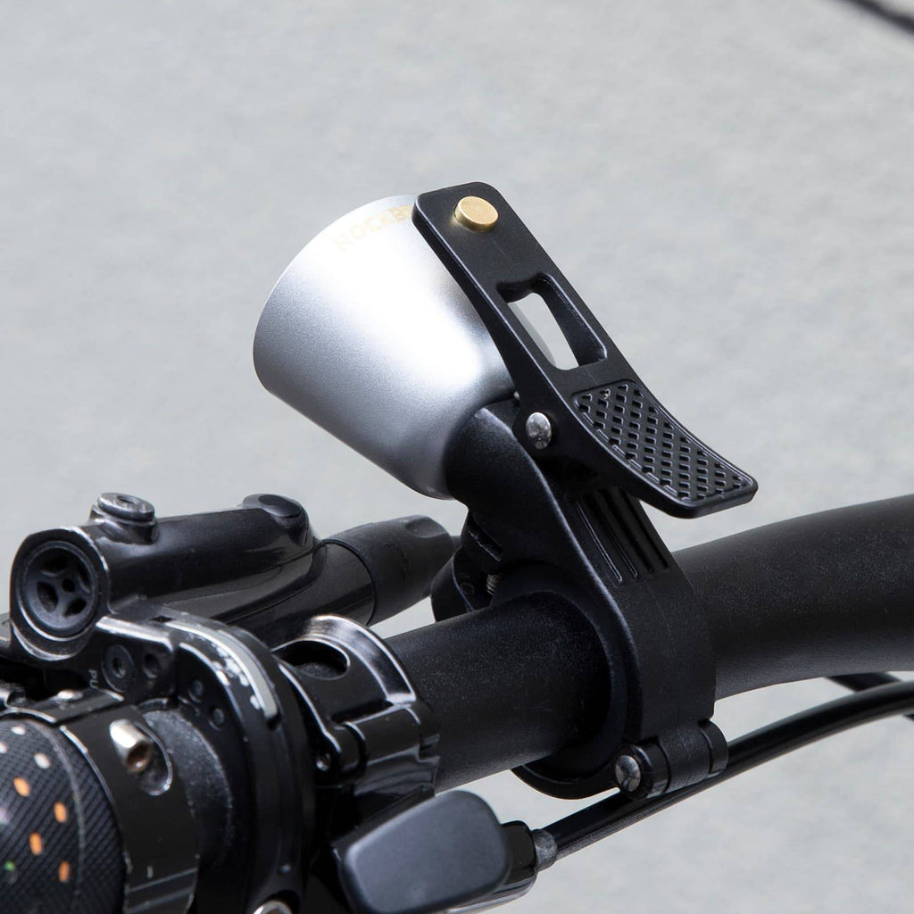 ROCKBROS Fahrradklingel mit Messingkappe · Schwarz, im Einsatz