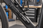 Fahrradpumpe 100 PSI – in der Halterung am Unterrohr
