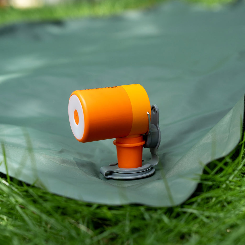 Qunature Mini-Luftpumpe elektrisch, Orange, im Einsatz