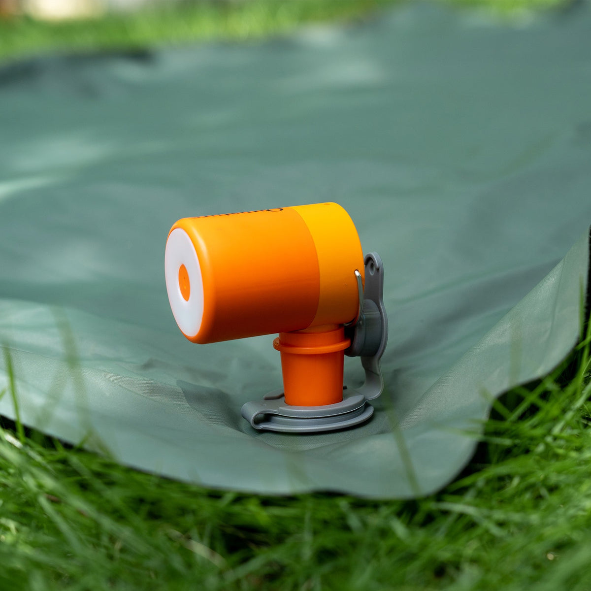 Qunature Mini-Luftpumpe elektrisch, Orange, im Einsatz