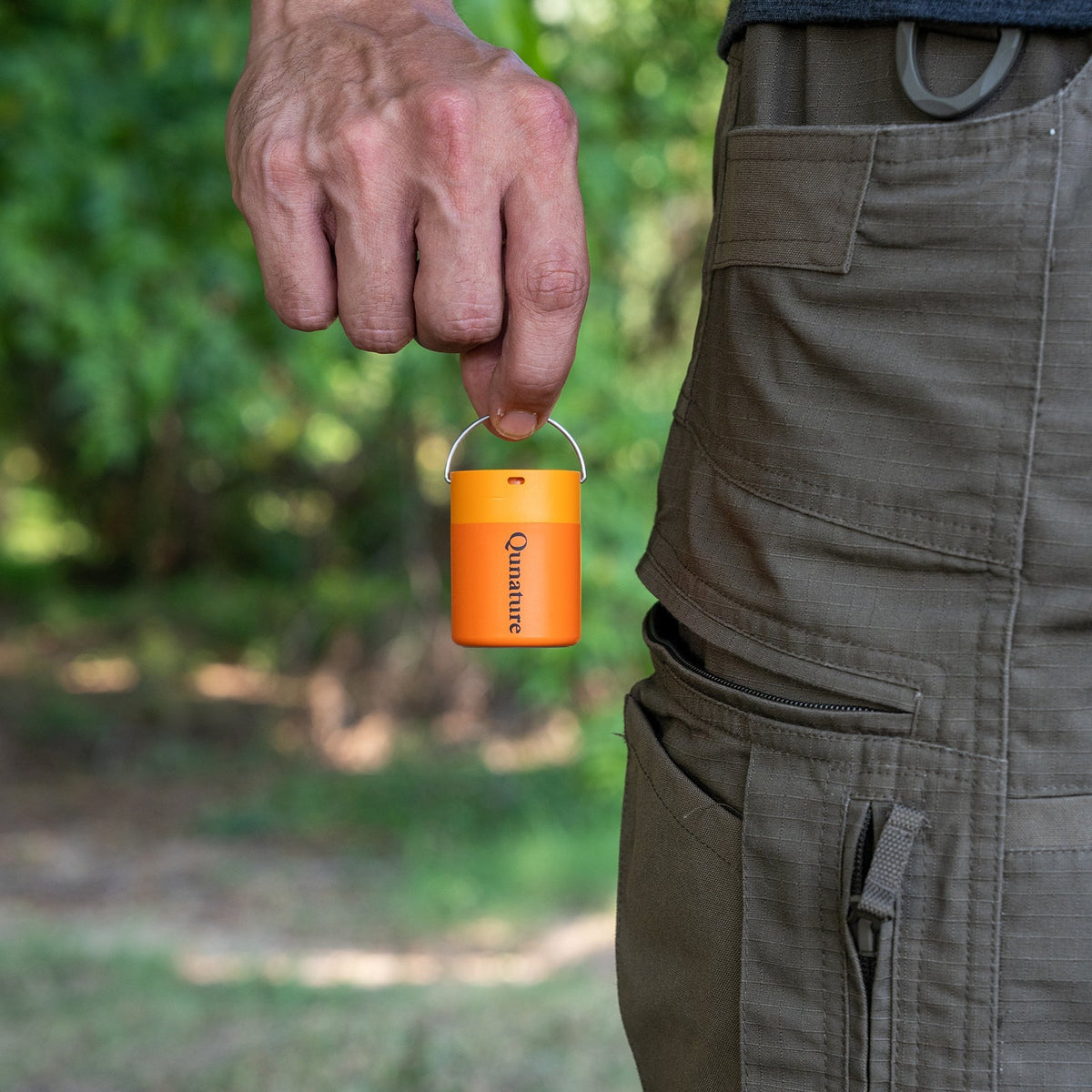 Qunature Mini-Luftpumpe elektrisch, Orange, im Einsatz (2)