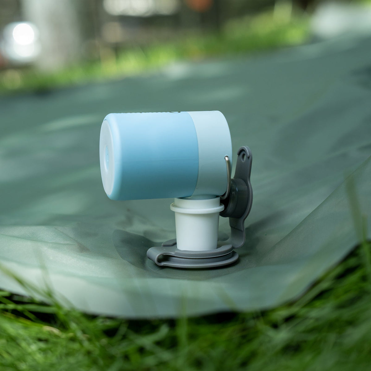 Qunature Mini-Luftpumpe elektrisch, Hellblau, im Einsatz